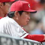 カープ新井監督、泣く。カープファン「泣きたいのはこっちだよ」
