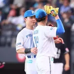 新庄監督が指と指でチュッ　清宮幸と加藤貴がマウンド横で見つめ合う　ＳＮＳ沸く「待ってました～♥笑」「ボスもナイス」