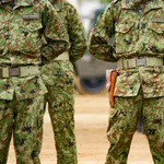 【戦慄】自衛隊さん、新人に女装を強要してキスまで迫ってしまう・・・・・・・・・