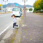 【戦慄】車さん、赤信号で飛び出した子供を轢きかける・・・・・・・・・