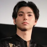 漢・村上虹郎、女の顔面をぶん殴り、窓ガラスに叩きつける