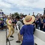 【衝撃】江頭2:50さん、サッカー日本戦3時間前に黄金の全身タイツ姿で大暴れｗｗｗｗｗｗｗｗｗｗ