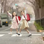 【動画】私立小通いの小学生さん、とんでもない衝動性で車に轢かれかけてしまう・・・・・・・・・