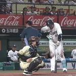 西武・長谷川信哉、2度の自打球に耐え執念の四球