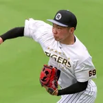 阪神・石井大智が屋外ブルペンで立ち投げ約20球　左アキレス腱断裂から復活目指す