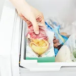 【悲報】付き合ってる彼女さんが生ゴミを冷凍庫で保存してた・・・・・・・・・