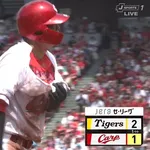 広島・大盛、ハッスルプレー連発! ユニフォームがビリビリwwww