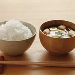 【悲報】「みそ汁にごはんを入れた物体」これの呼び方で年齢分かりますwwwwwwwwww