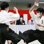 【悲報】合気道の達人さん「むんっ!」弟子「うわぁ~!」←ヤラセだよねwwwwwwwwww