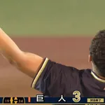【巨人対ヤクルト12回戦】ヤクルトが巨人との直接対決を制し首位浮上！ 3連勝&貯金7 9回マルティネスから野選で勝ち越し 星が今季初勝利 山野5回1失点