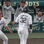 濱田太貴さん、ボテボテラッキーテキサスヒットで同点wwwwwwwwwww