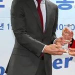 【悲報】韓国メディアさん、辞任した洪明甫監督を皮肉たっぷりに祝福してしまう・・・・・・・・・