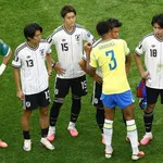 【困惑】ブラジルDFさん、塩貝さんに耳打ちした後に耳を触ってしまうｗｗｗｗｗｗｗｗｗｗ