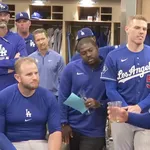 ロバーツ監督の長いスピーチを眠そうに聞く大谷wwww
