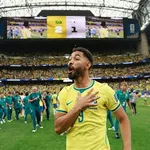 【困惑】ブラジルFWクーニャさん、田中碧さんを抱きしめた直後に日本ベンチへ5本指挑発ｗｗｗｗｗｗｗｗｗｗ