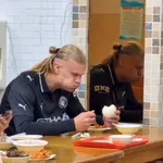 【画像】怪物・ハーランドさんの食事風景、ガチで限界突破ｗｗｗｗｗ