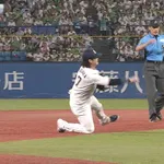 ヤクルト・長岡、折れたバットが足に直撃するも根性でアウトにする