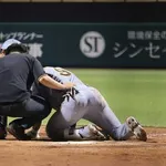 阪神・立石正広が自打球で途中交代　その場で崩れ落ち、トレーナーに肩を借りてベンチへ
