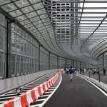 【悲報】無免許の男子高校生さんのバイク後部座席に乗っていた女子高生さん、後続車に轢かれ死亡・・・・・・・・・