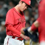 カープ新井監督、野間の失策にブチギレ 「語るに値しないプレー」「使っている私がすべて悪い」