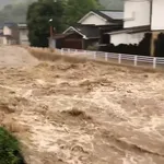 【衝撃】雨で増水した川をのぞき込んだ男児さん、濁流に飲まれ1.2km流される・・・・・・・・・
