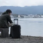 独身男性「一人旅来たぞ！現地の美味いもん食って観光スポット見てビジホ泊まって…なんの意味が？」