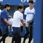【中日】山浅捕手、負傷交代 本塁クロスプレーで走者と交錯、その場から動けず担架で運ばれる