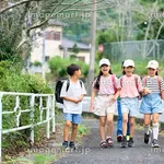 【悲報】小学生さん「不審者だ！教わった通り挨拶しなきゃ！」こんにちは・・・・・・・・・