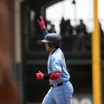 岡本和真、21号満塁ホームラン　ついに村上を追い抜く