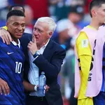 エムバペさん、試合後にパラグアイGKに握手を求められ無視したら背中にボールをぶつけられる