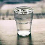 【悲報】1日に飲む水の量は2リットル、嘘だったwwwwwwwwww