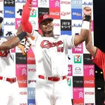 カープ2戦連続サヨナラ勝ちに新井監督ごきげん!3位ヤクルトまで5.5G差【監督談話/祝勝会】