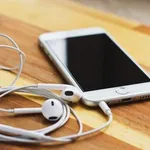 【悲報】今どきスマホで有線イヤホン使ってるやつwwwwwwwwww