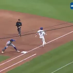 プロの試合でとんでもない送球が行われてしまうwwwww