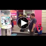 【衝撃】おじさんがダンスゲームする姿、皆が固唾を飲んで見守るｗｗｗｗｗｗｗｗｗｗ
