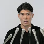 サッカーサポーター「感動をありがとう！」　富安「えー…」