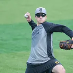 巨人・大勢、右肘の張りで登録抹消
