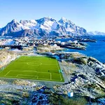 【衝撃】ノルウェーの田舎のサッカー場、ガチで立地がヤバすぎるwwwwwwwwww