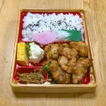 弁当に付いてるピンク色の大根の漬物