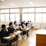 【悲報】30代元教員さん「盗撮しただけなのに全国ニュースで名前を晒され再就職が難しい。あまりに酷い扱いだ」・・・・・・・・・