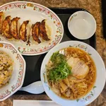 たまにラーメンと餃子とチャーハン食べてるおじさんいるでしょ？