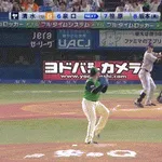 【ヤクルト対巨人14回戦】巨人、8回表1アウト満塁から泉口の犠牲フライで1点差に詰め寄る!!!!!