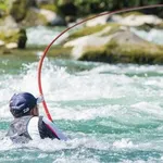 【悲報】アユ釣りじいさん、流された釣り具を救出しようとして死亡・・・・・・・・・