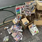 【悲報】付録のワンピースカードをむしり取られた少年ジャンプさん、道ばたに捨てられまくる・・・・・・・・・