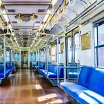 【衝撃】電車のオバハンさん、遂に人が座っている上に座り始めるwwwwwwwwww