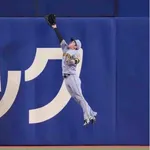 【阪神】近本光司が大飛球をフェンス際ジャンプし好捕「勝ったので良かった」復帰後３戦連続安打