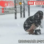 【画像】ミニスカ美女さん、大雪のため立ち往生