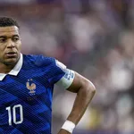 【動画】キリアン・エムバペさん、W杯でエルボーを繰り出してしまうｗｗｗｗｗｗｗｗ