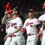 【悲報】広島「一部ファンが例の選手の応援拒否」「コロナ後最低の観客数19004人」「逆転負け」←これ
