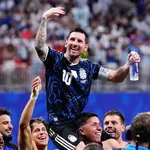 【悲報】アルゼンチン代表、「フォークランド諸島はアルゼンチンのものだ！」と書かれた横断幕を掲げてFIFAから処分される可能性